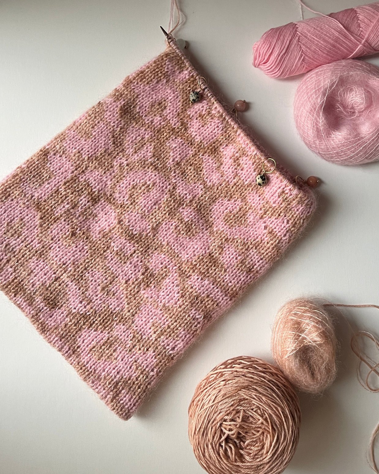 KURSUS I TOFARVET DOBBELTSTRIK 21.01.2024 Popknit strikkeopskrift