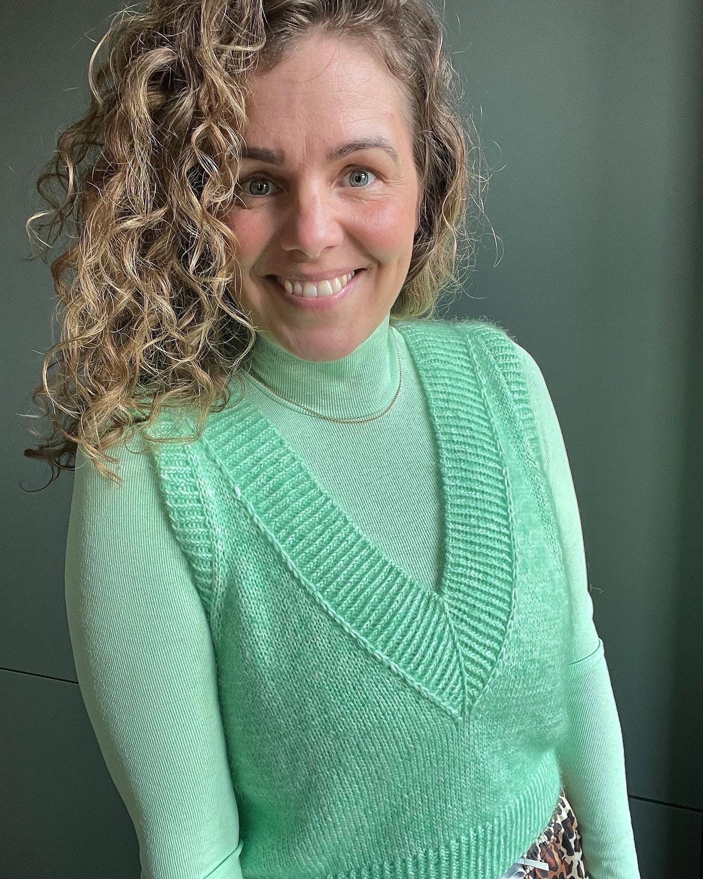 WOMAN KNITTING PATTERN – Popknit