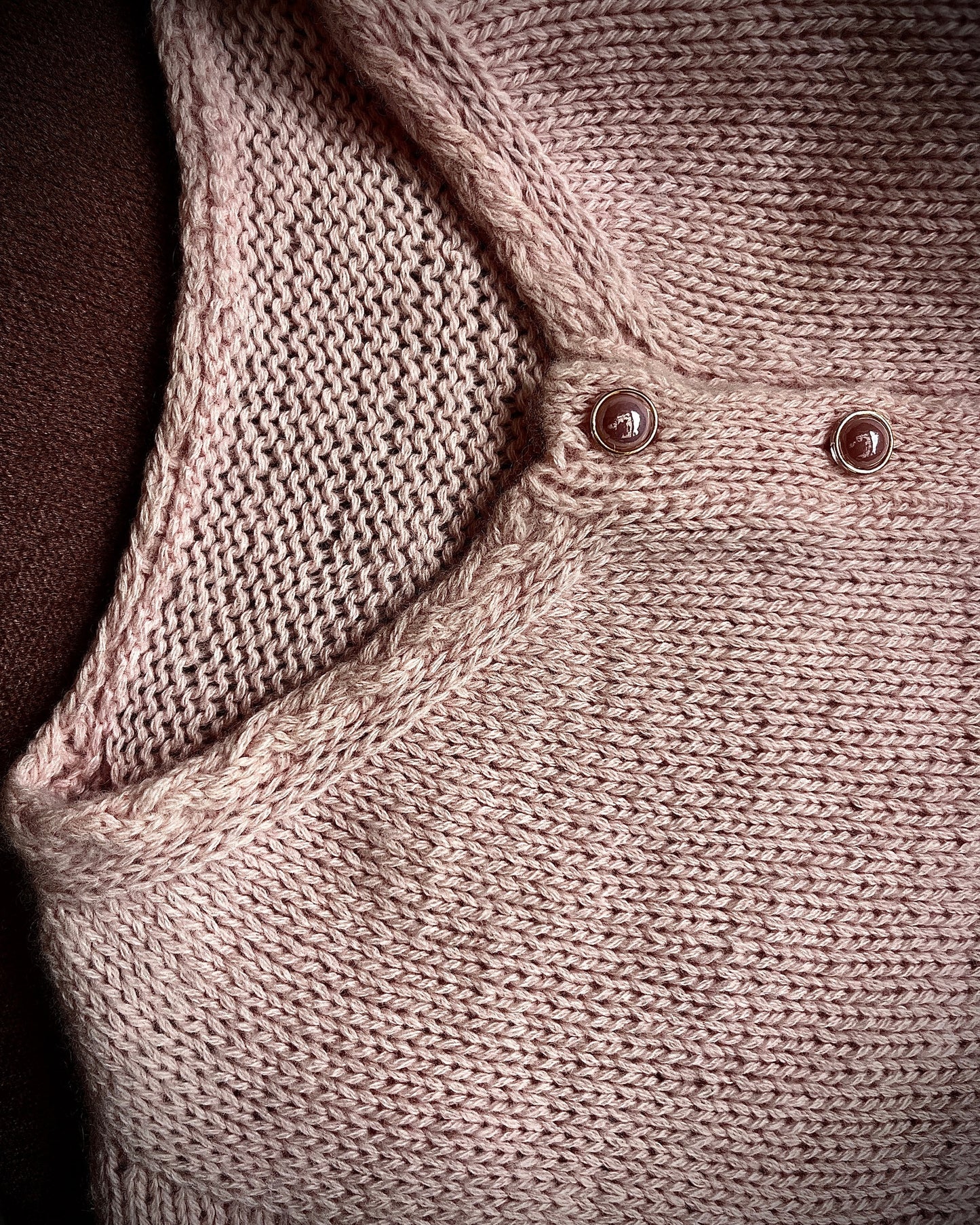 cardigan med halskant med flettet i-cord