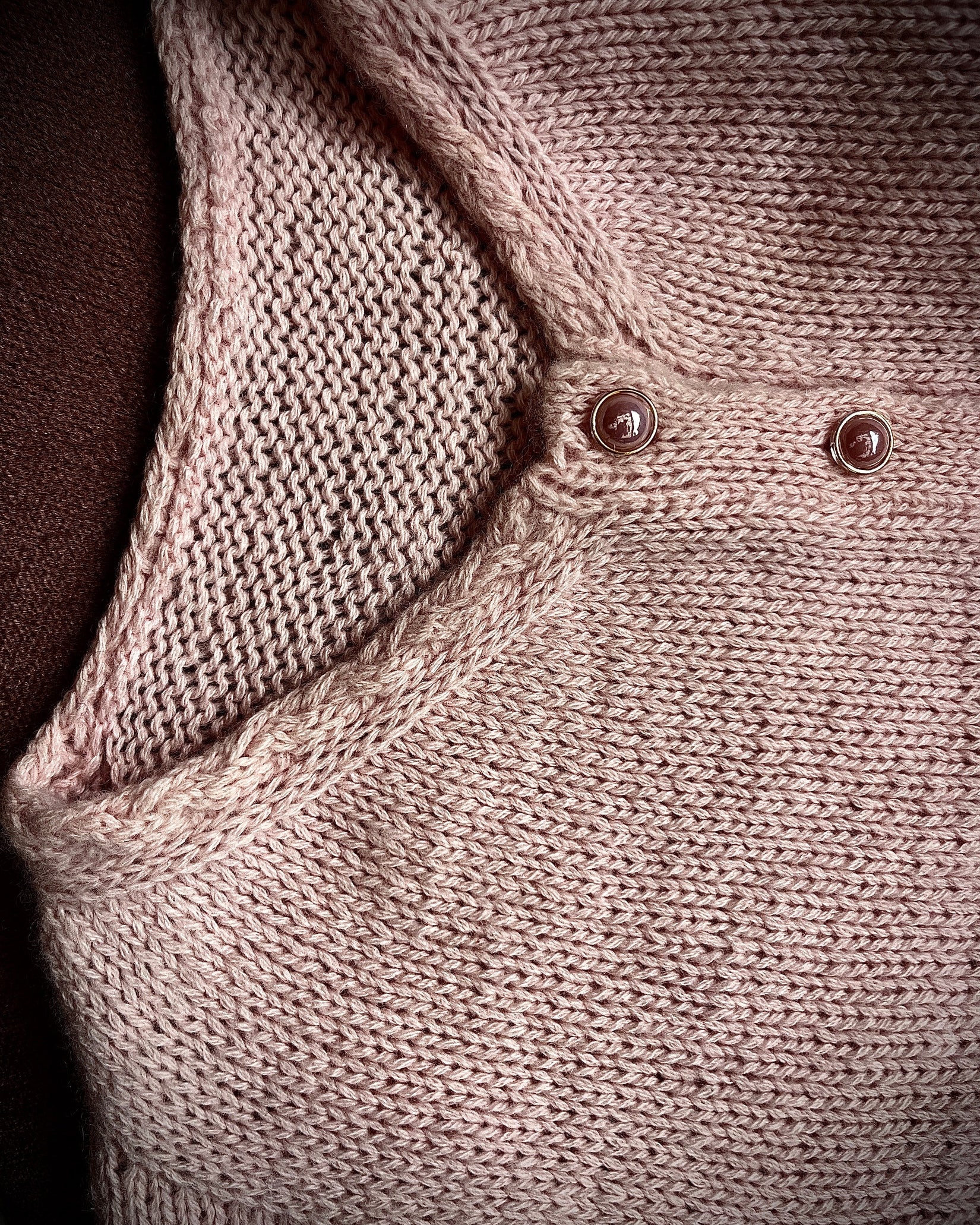 cardigan med halskant med flettet i-cord