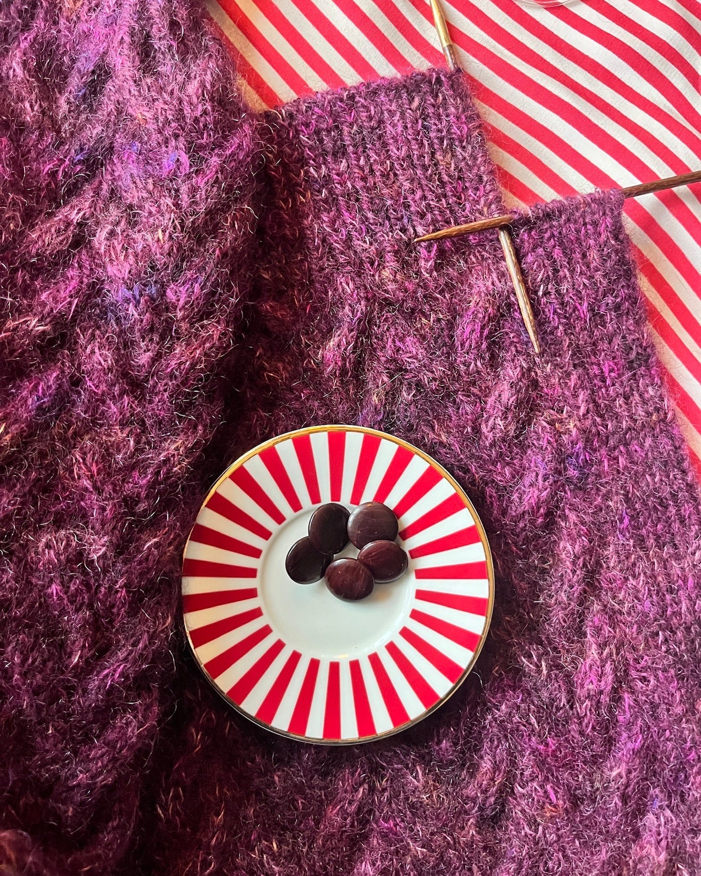 Let's Twist Again Cardigan V-Neck English