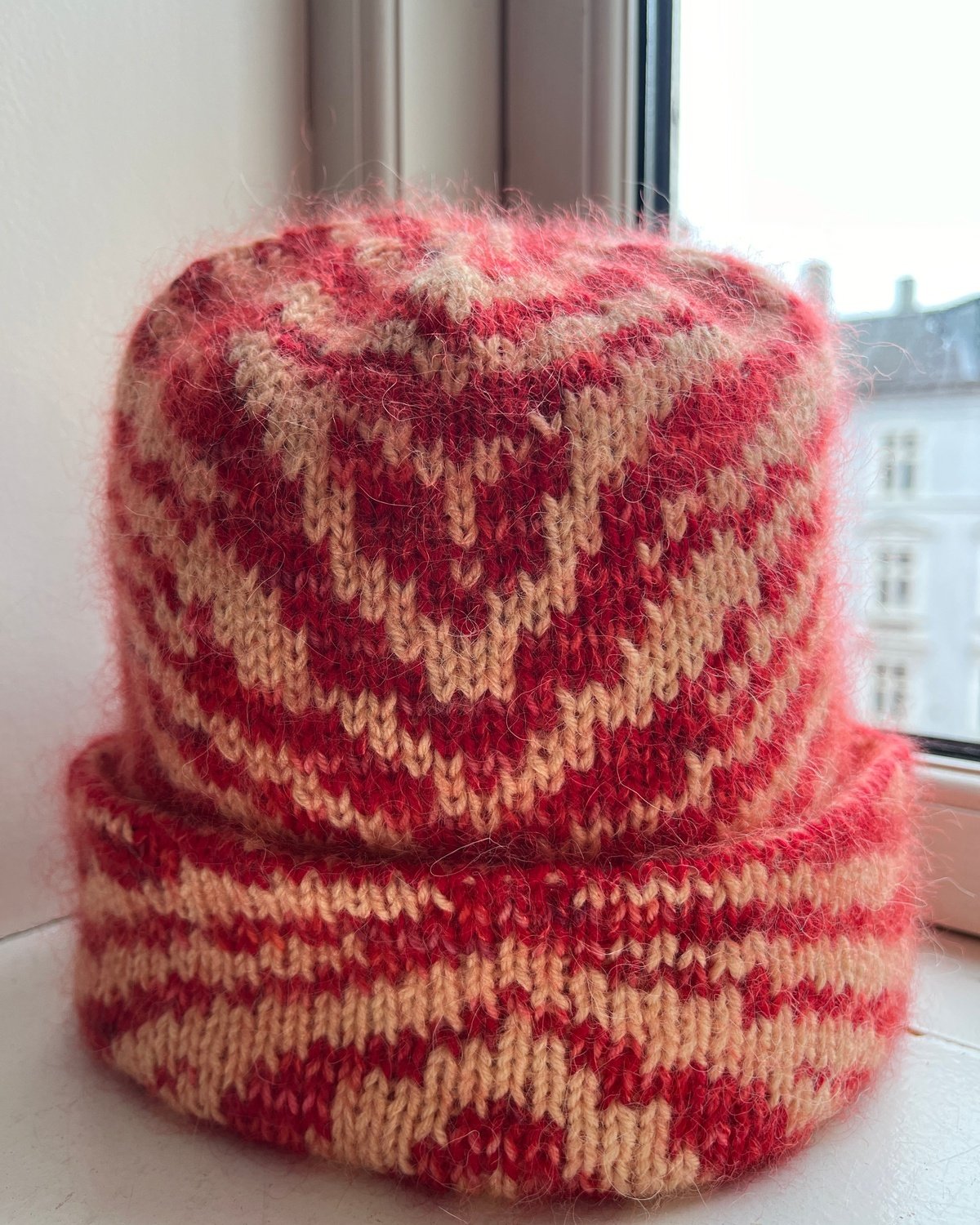 Zebra Beanie Norsk Popknit strikkeoppskrift