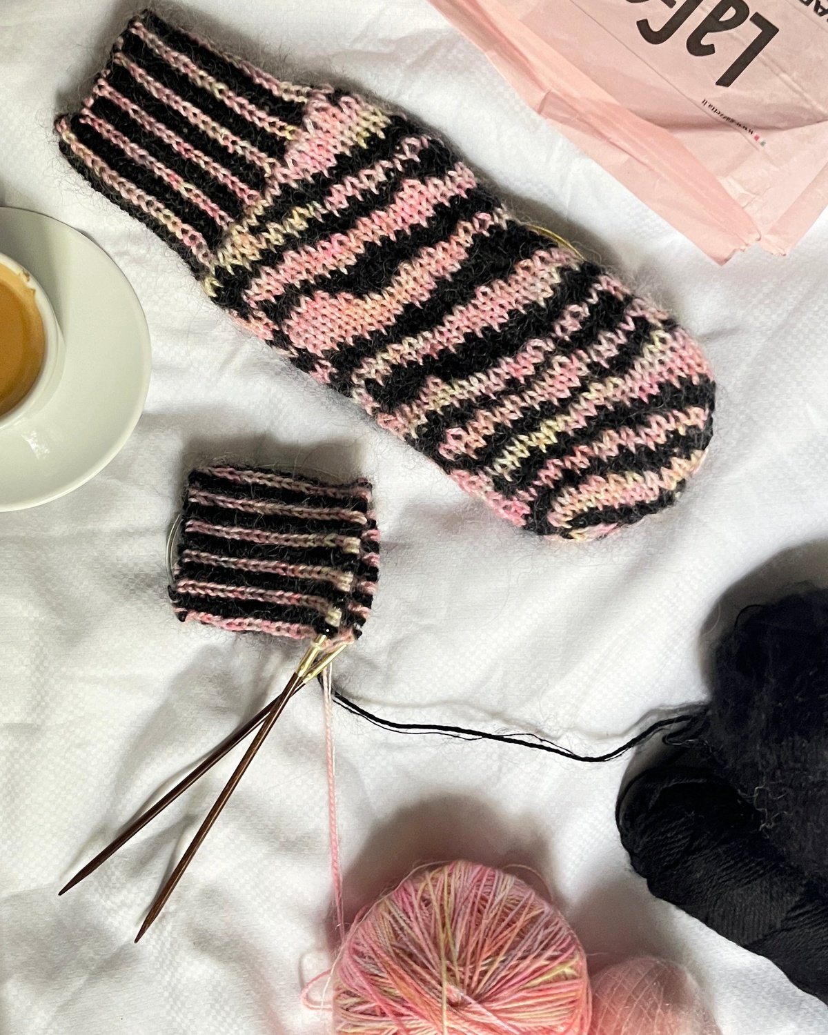 Zebra Mittens Dansk Popknit strikkeopskrift