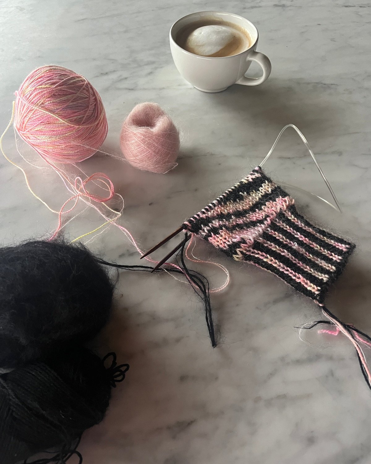 Zebra Mittens Dansk Popknit strikkeopskrift