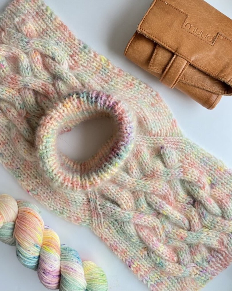 She’s A Rainbow Neck Warmer English Popknit knitting pattern