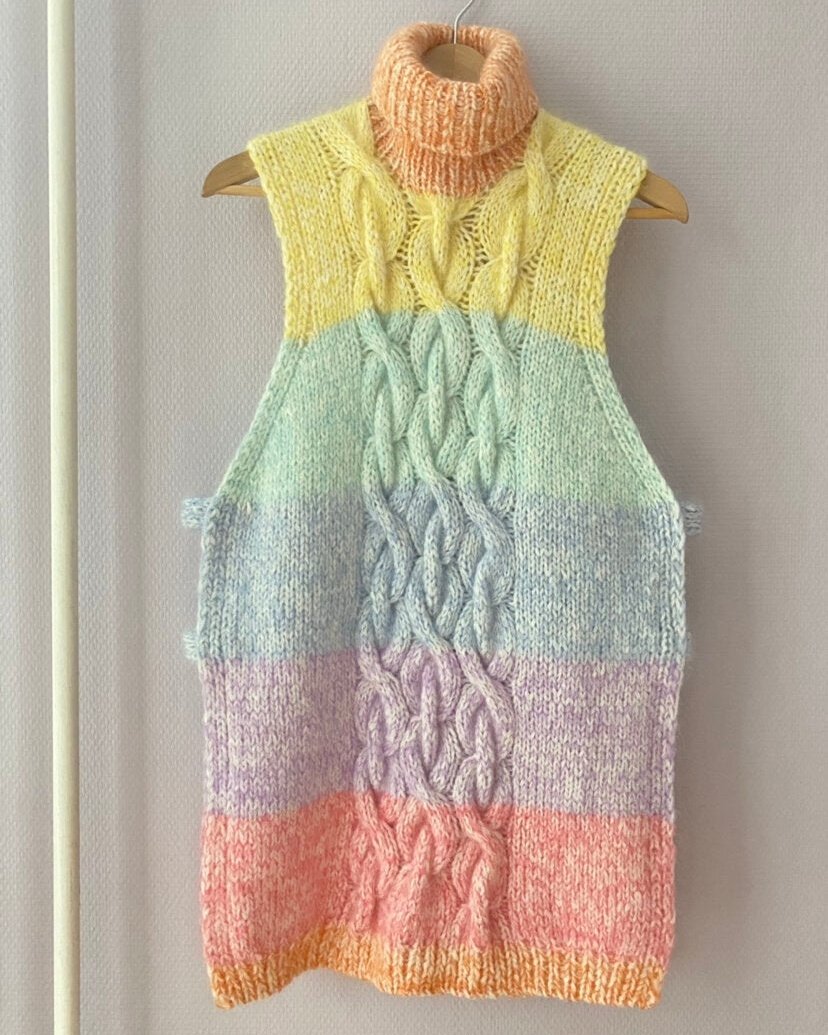 She’s A Rainbow Vest Dansk Popknit strikkeopskrift