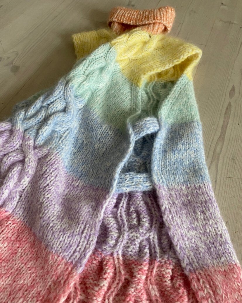 She’s A Rainbow Vest Dansk Popknit strikkeopskrift