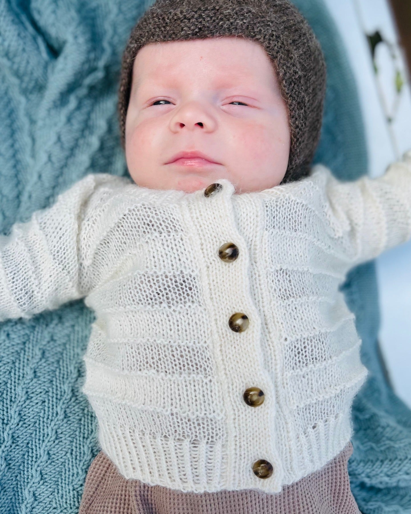 Straight Up Cardigan Baby Dansk Popknit strikkeopskrift