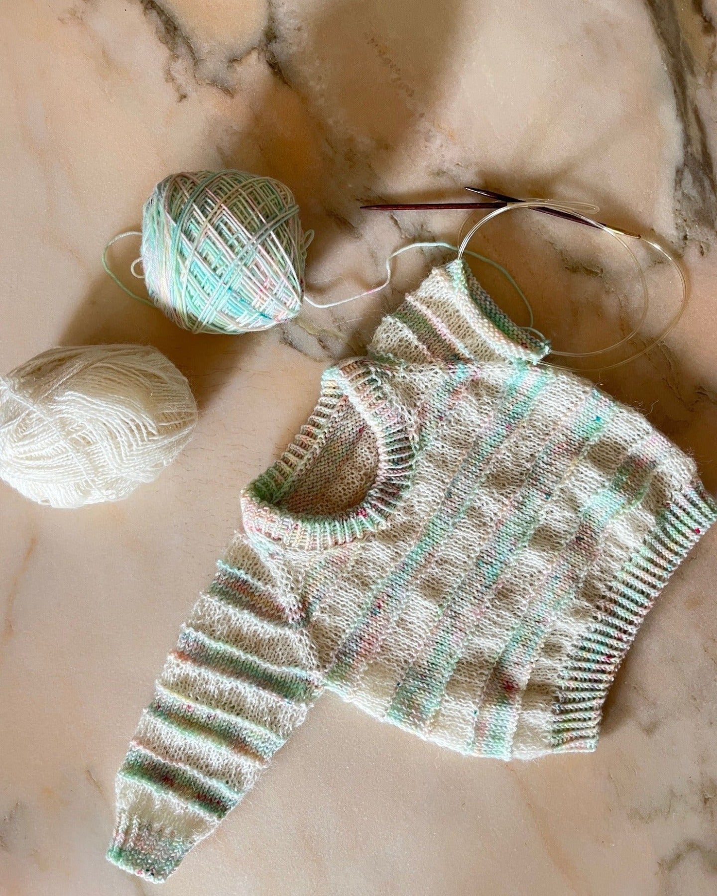 Straight Up Sweater Baby Dansk Popknit strikkeopskrift