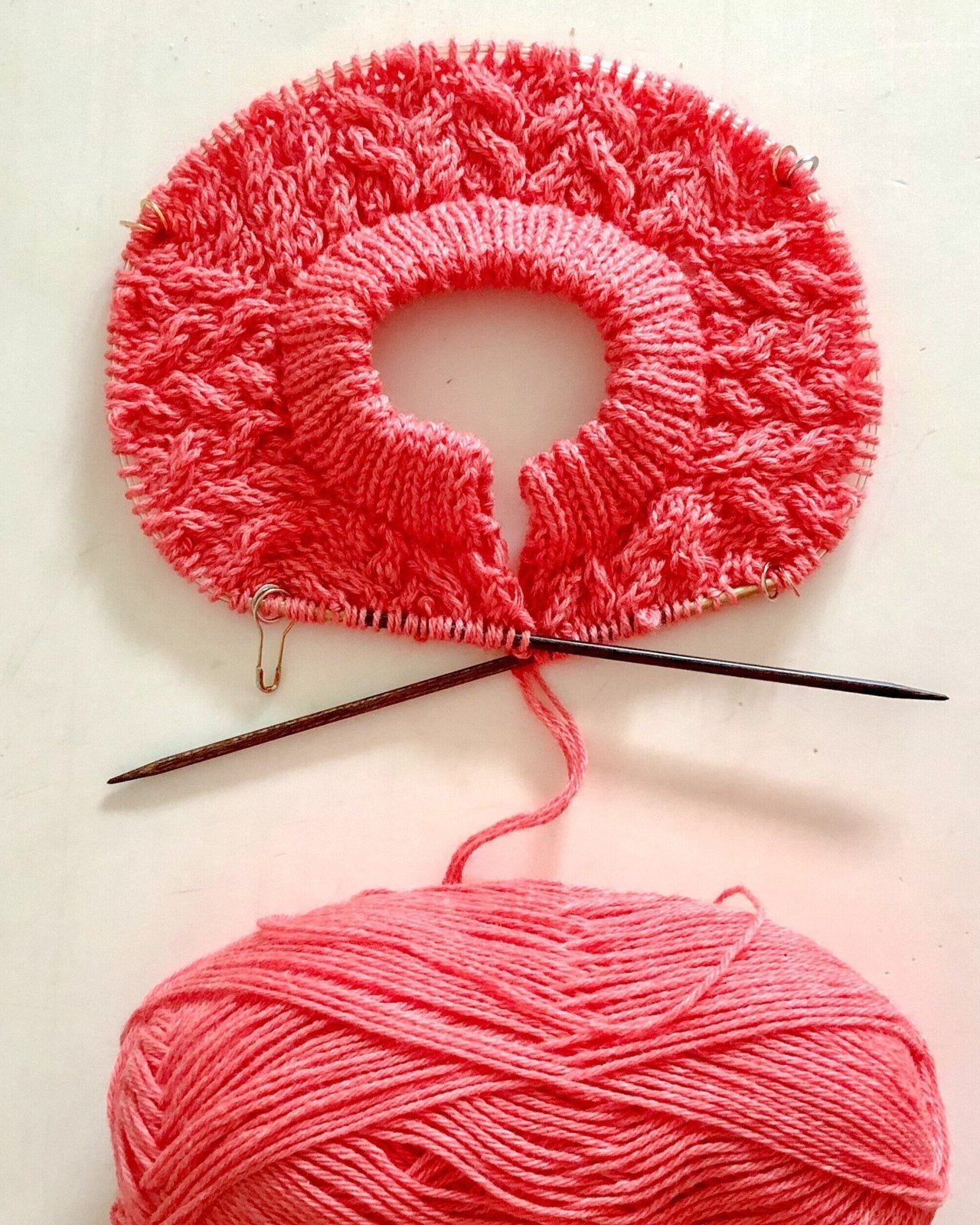 Twist and Shout Baby Set Dansk Popknit strikkeopskrift