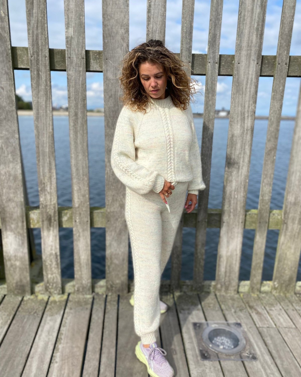 Twist and Shout Sweat Suit Norsk Popknit strikkeoppskrift